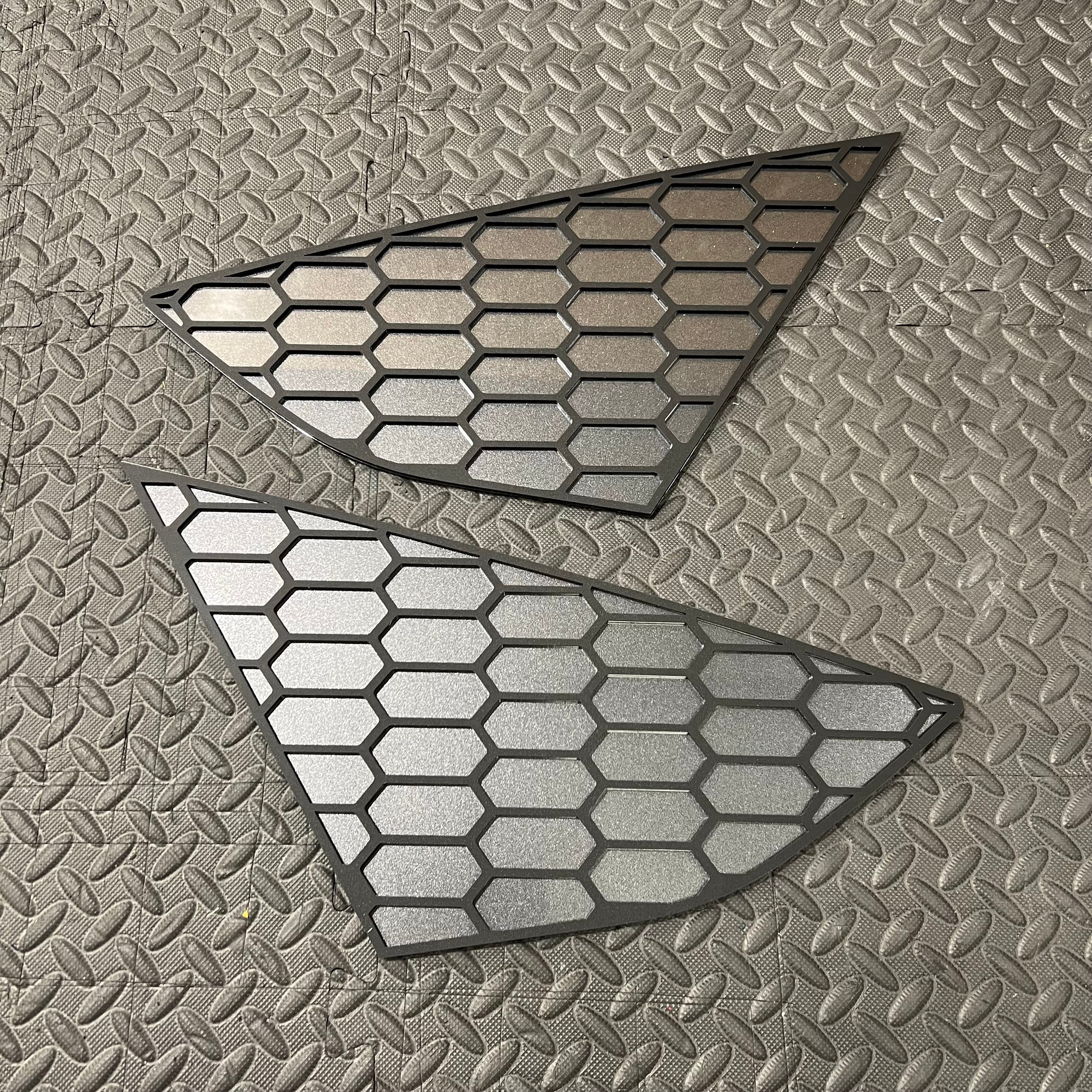 Mk3/3.5 Focus (Hatchback) Rear Quarter Window Insert (Right Hand Side) - Satin Black Hexagonal Design With Painted Magnetic Grey Backing Plate