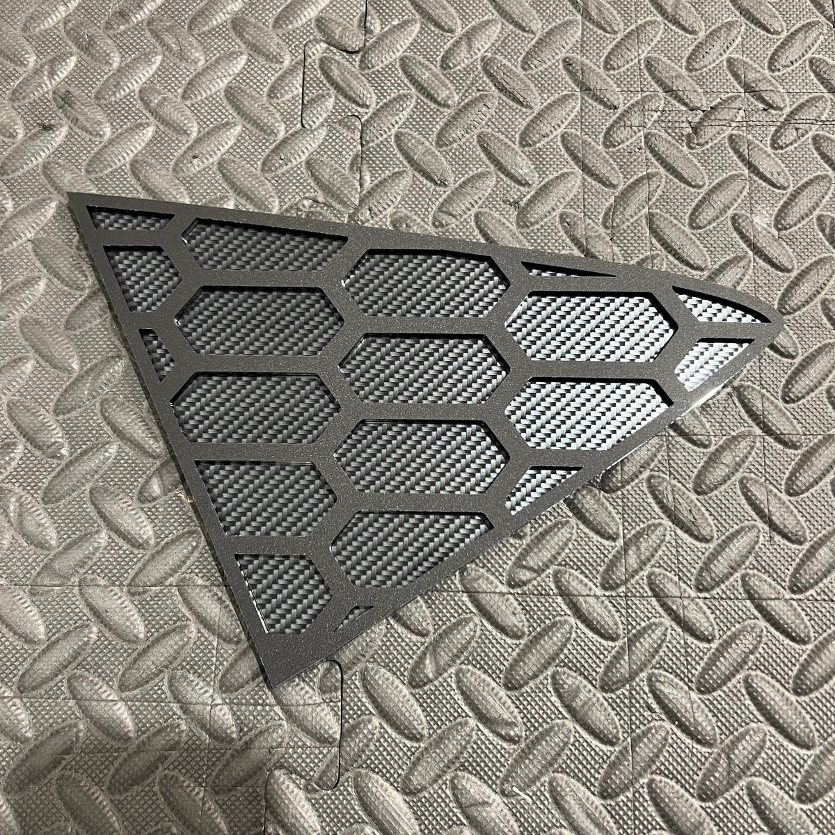 Mk8/8.5 Fiesta 5 Door Acrylic Rear Window Inserts (Pair) - Satin Black Hexagon Design With Carbon Fibre Effect Back Plate
