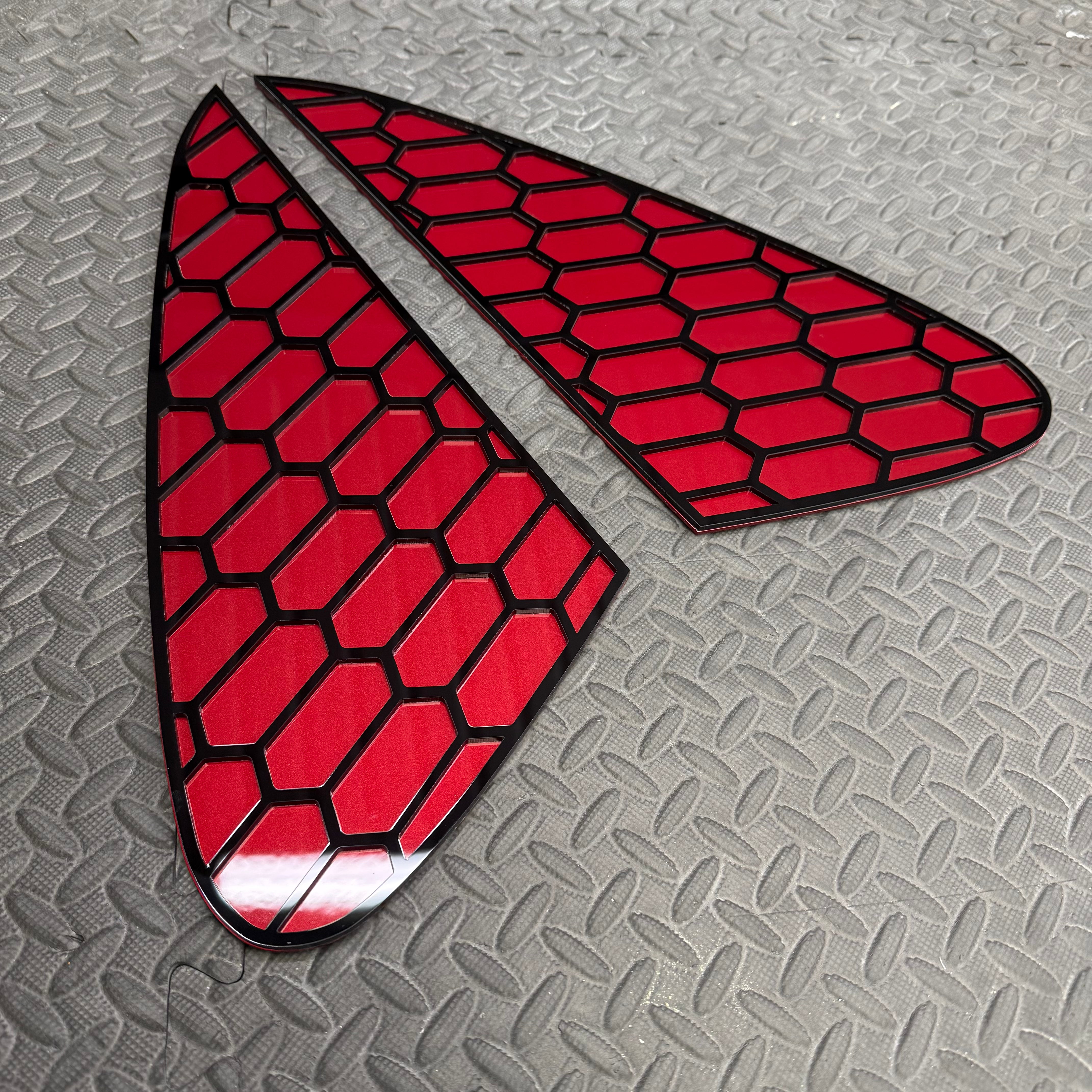 Proform Rear Quater Window Insert - Hyundia i30/i30N - Gloss Black Hexagonal Design With Pianted Hyudai Sunset Red Pearl Backing Plates