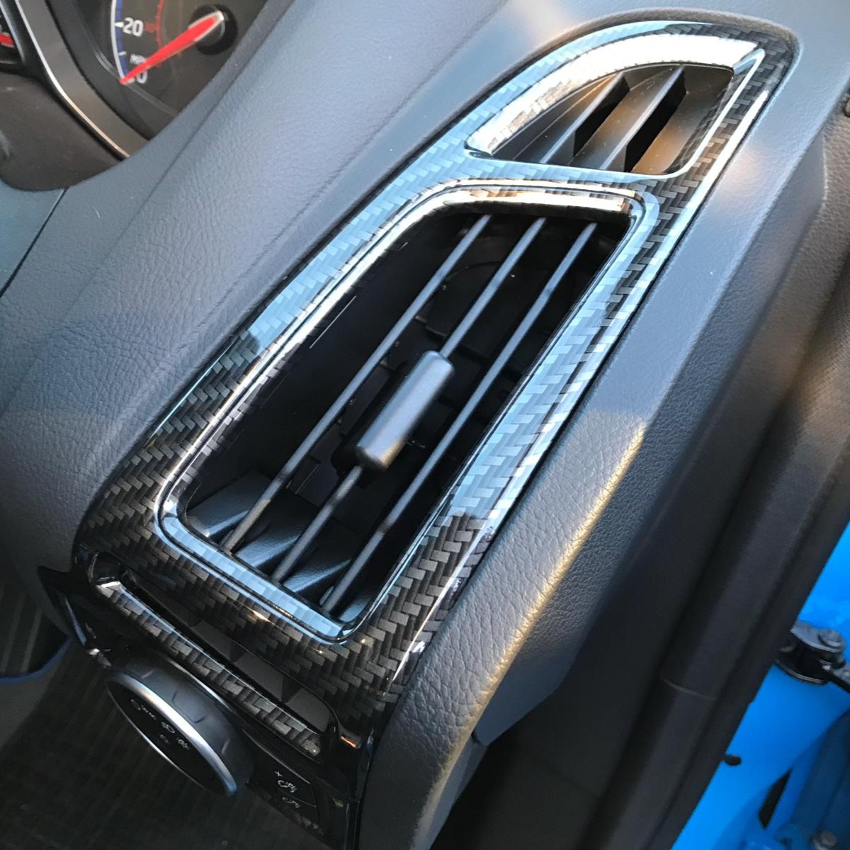 Genuine Ford Dash Vent Assemblies (Pair) - MK3.5 Focus - Hydrodipped Carbon Fibre Effect With No Accent Colour