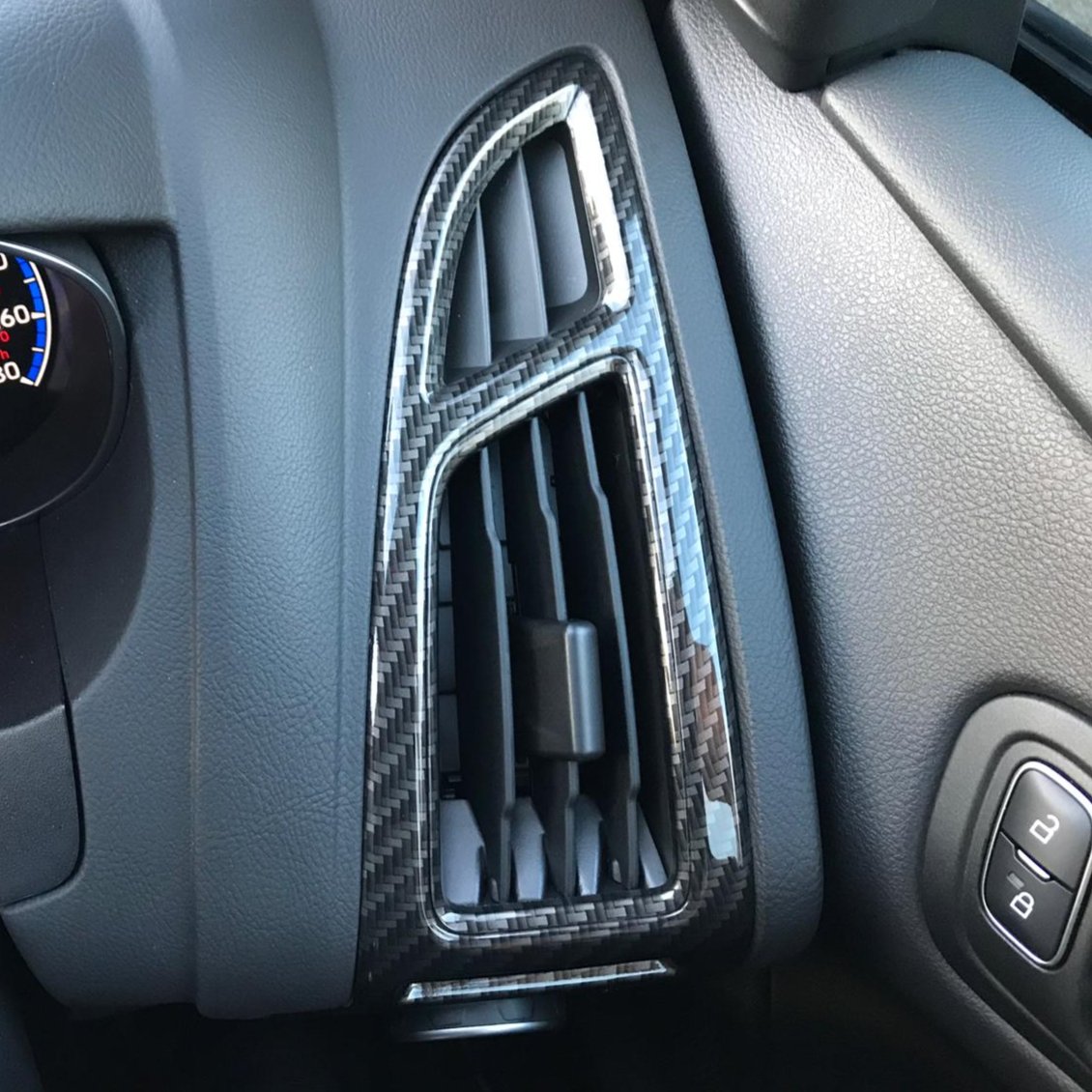 Genuine Ford Dash Vent Assemblies (Pair) - MK3.5 Focus - Hydrodipped Carbon Fibre Effect Without Accent Colour